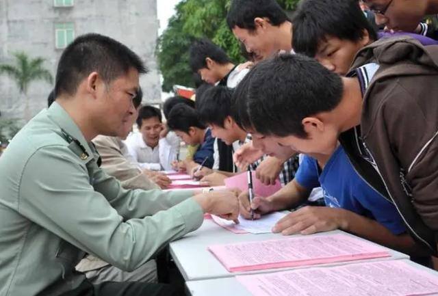 当两年兵回来一共能拿多少钱（两年义务兵退伍后，大学生应征入伍有哪些好处？）