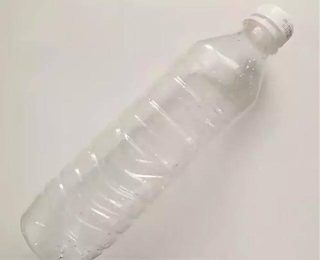 用矿泉水瓶做手工简单又漂亮（废弃的矿泉水瓶别扔，教你在家自制塑料瓶，孩子的最爱）