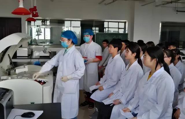 心理医生一个月能赚多少钱（上海医学专业的学生，毕业后工作怎么样？）