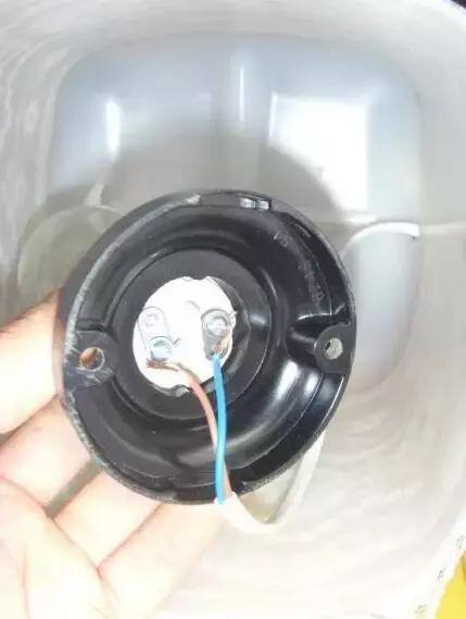 用矿泉水瓶做手工简单又漂亮（废弃的矿泉水瓶别扔，教你在家自制塑料瓶，孩子的最爱）