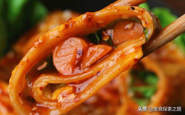 夜市上摆摊卖啥简单又赚钱（地摊卖什么小吃最赚钱）