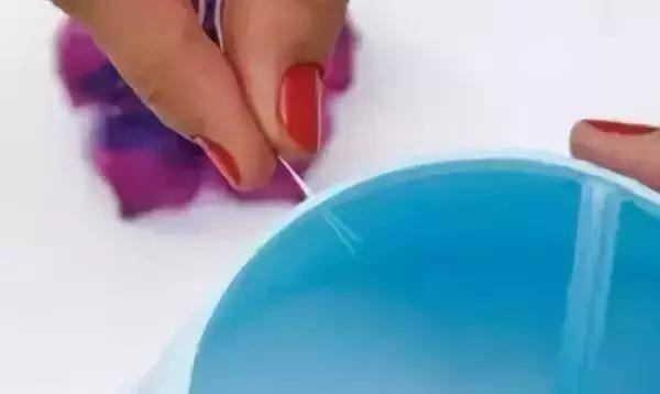 用矿泉水瓶做手工简单又漂亮（废弃的矿泉水瓶别扔，教你在家自制塑料瓶，孩子的最爱）