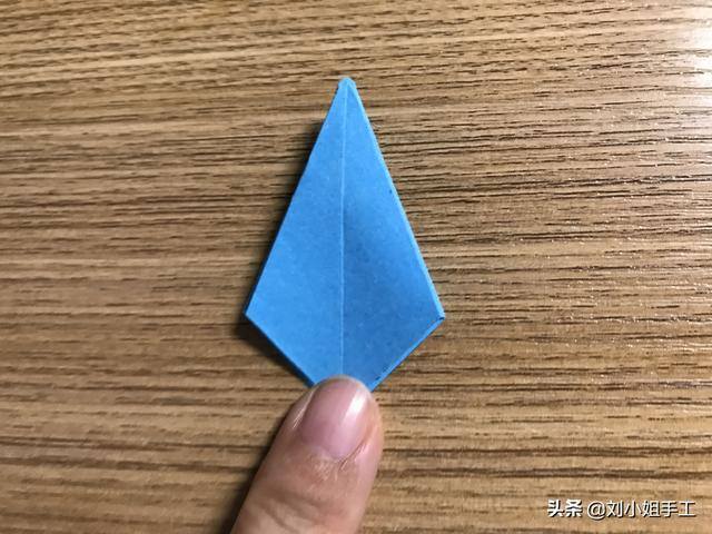 手工小雨伞的简单做法（简单易学的折纸小雨伞）
