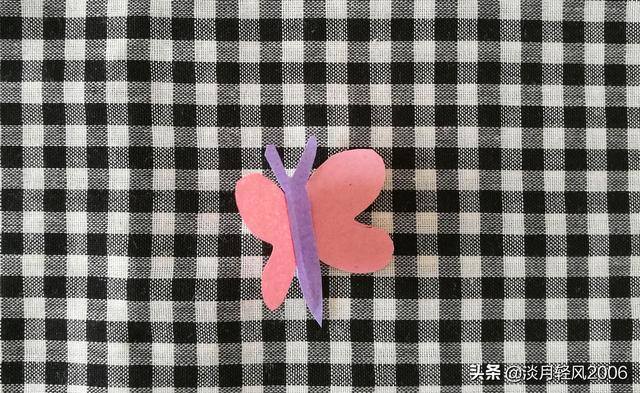 用卡纸做手工（用卡纸做一幅有花、有蝴蝶的春天的画）