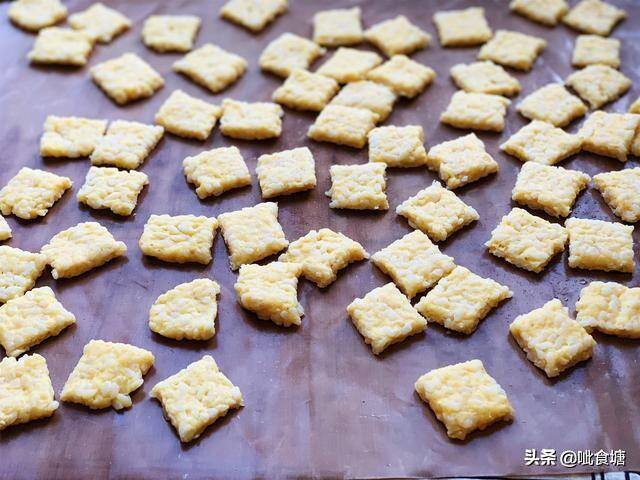 米饭锅巴怎么做简单的在家里做（剩米饭别再炒着吃了，我这个方法做成锅巴，好吃又简单，我家常吃）