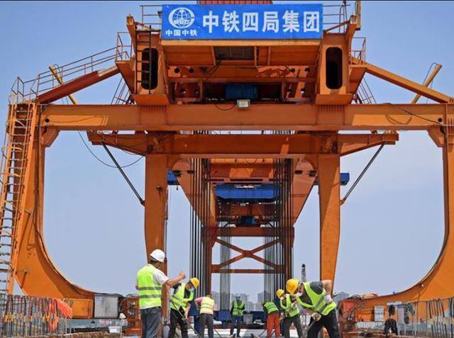 中国高铁赚钱还是亏钱（中国高铁半年亏损近亿，赚到的钱都去哪了？答案你可能想不到）