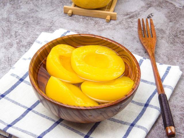 黄桃罐头家庭自制法（糖水黄桃罐头的制作方法）