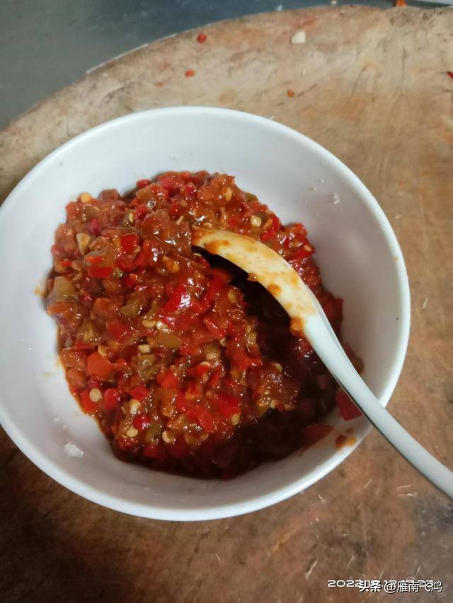 家庭自制蒜蓉辣酱的做法（自制蒜蓉辣酱，味道超乎你的想象）