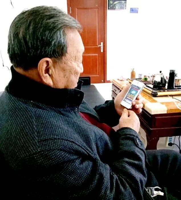 刷短视频赚钱（村里的大爷刷短视频赚一块钱，长时间不停看手机，治眼疾花费三千）