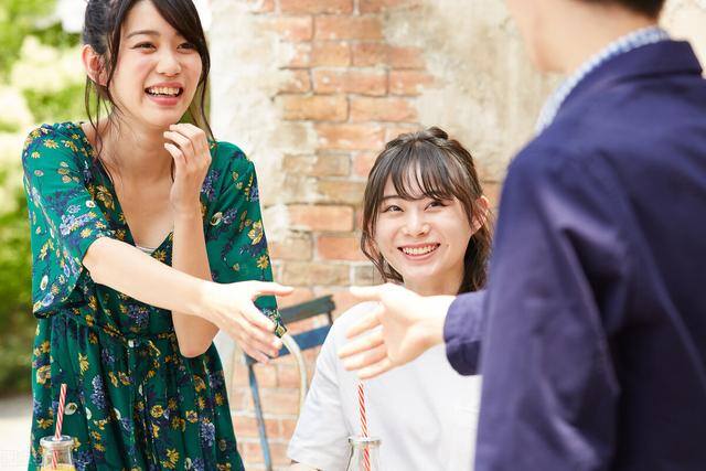 和女孩聊天怎么找话题（男生和女生聊天技巧）