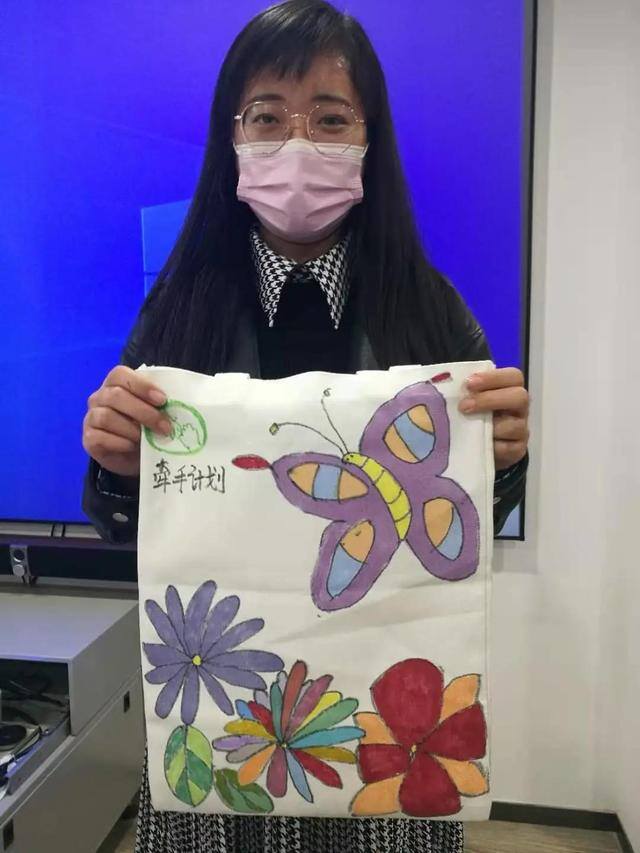 书包怎么画简单好看（爱学习志愿者为山区孩子绘制帆布包）