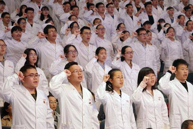 牙科医生一个月能挣多少钱（牙科医生毕业工资是多少？）