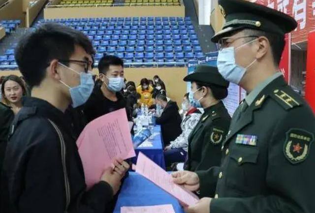 当两年兵回来一共能拿多少钱（两年义务兵退伍后，大学生应征入伍有哪些好处？）