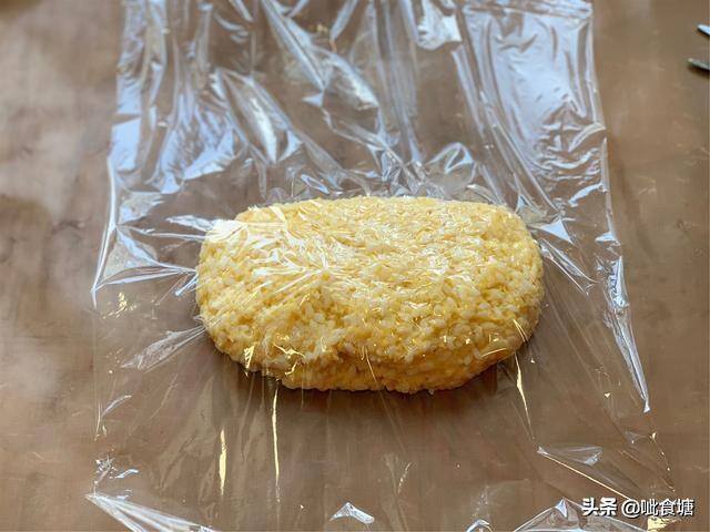 米饭锅巴怎么做简单的在家里做（剩米饭别再炒着吃了，我这个方法做成锅巴，好吃又简单，我家常吃）