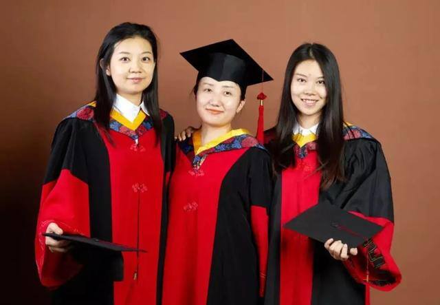 在大学校园里做什么生意最赚钱（大学生“宿舍美甲”月入过万，你怎么看？）