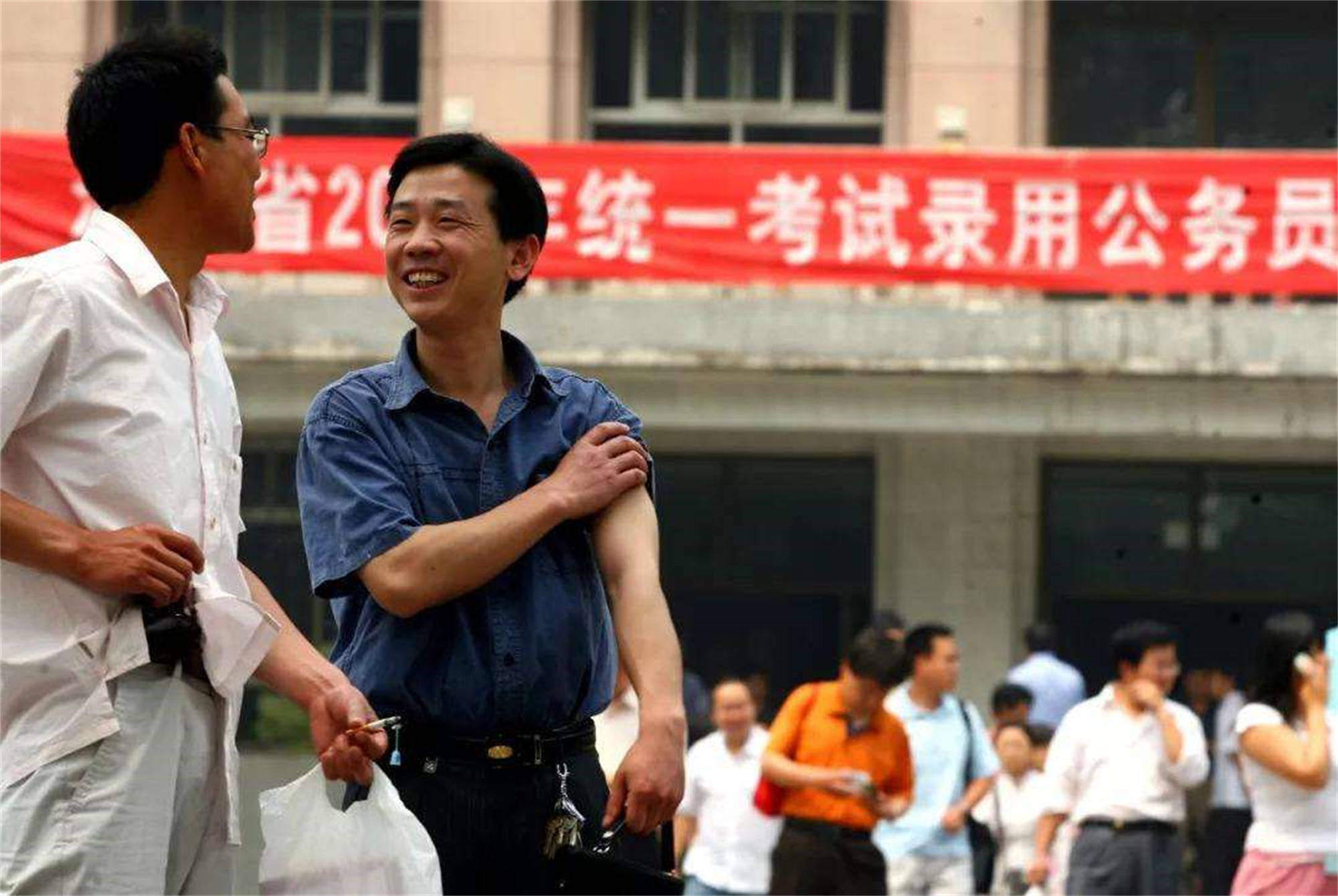 乡镇公务员工资一年到手多少