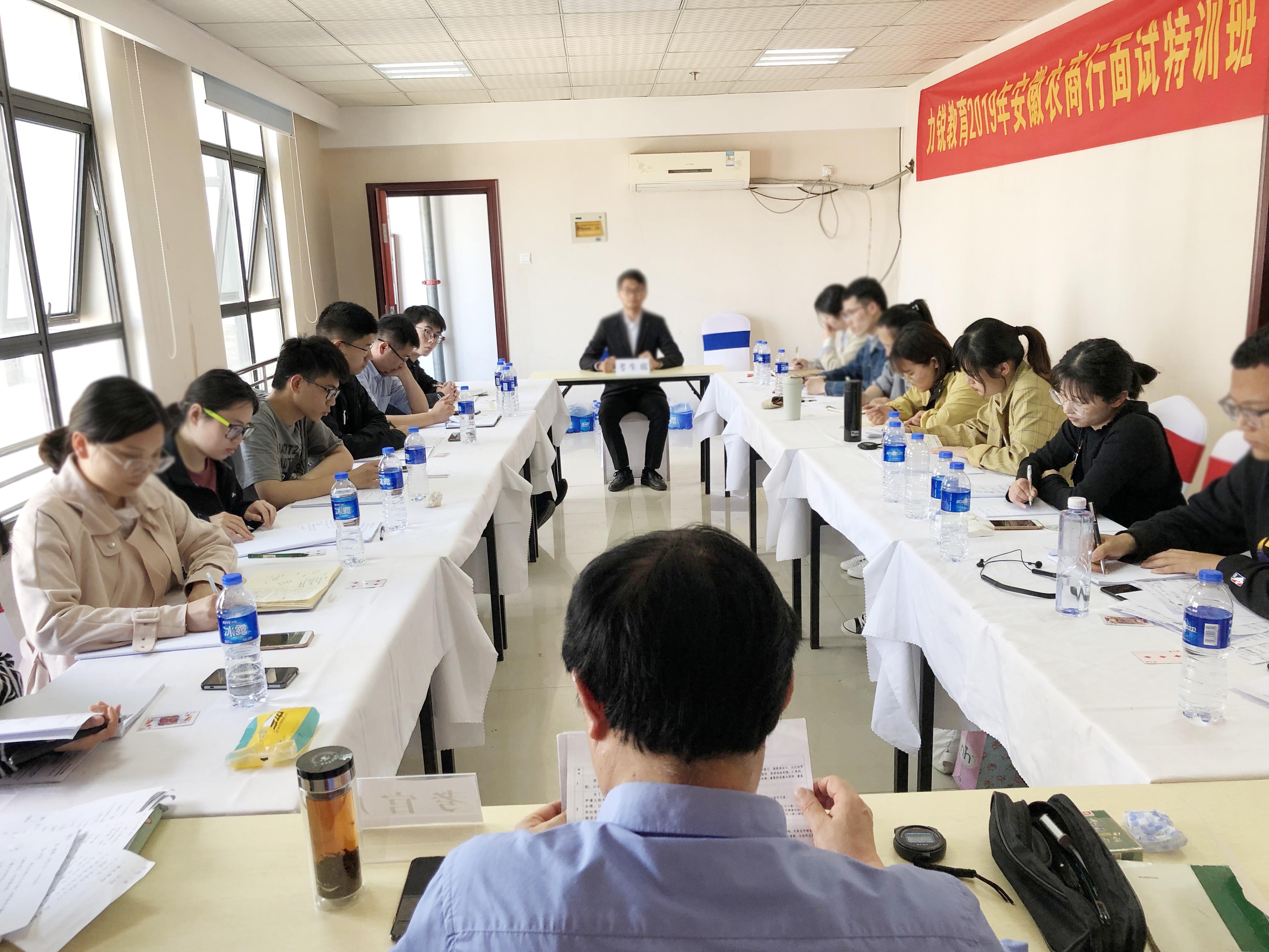 乡镇农商行柜员工资一月多少