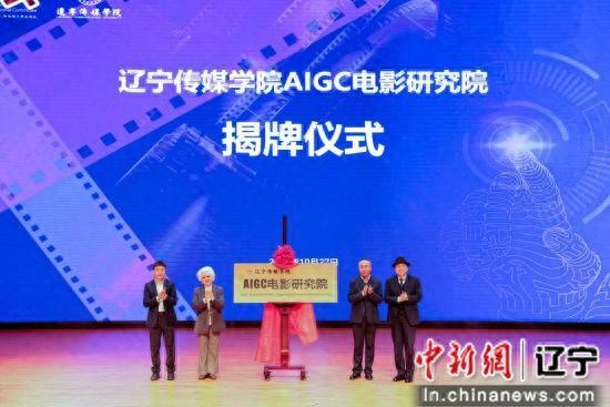 微软发长文炮轰谷歌：不遗余力诋毁我们；抖音：严厉打击利用AI骗取老年人互动；苹果公开其AI背后技术，邀请研究人员访问丨AI情报局