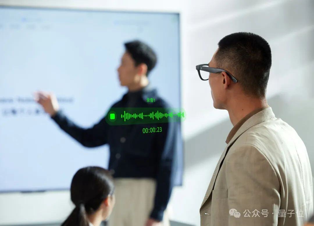 2499，AI浓度爆表！戴上这副眼镜，一句话点咖啡/实时翻译/AR导航全搞定