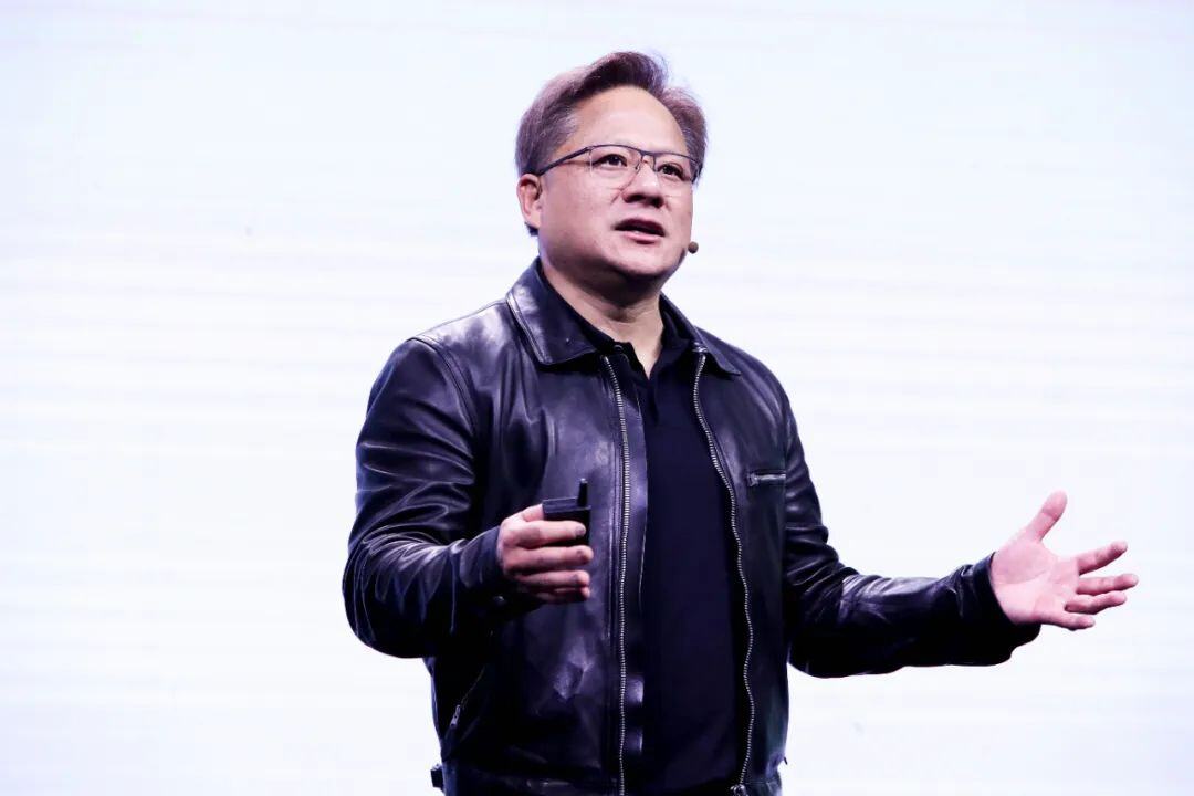黄仁勋与沈向洋对谈Scaling Law、后训练、机器人和爱情